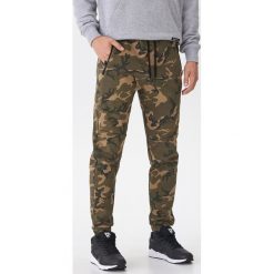 Joggery camo - Wielobarwny. Zielone spodnie męskie House, s, bez wzorów. W wyprzedaży za 59,99 zł.