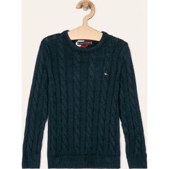 Tommy Hilfiger - Sweter dziecięcy 116-176 cm. Niebieskie swetry chłopięce TOMMY HILFIGER, bez wzorów, z bawełny, z okrągłym kołnierzem. W wyprzedaży za 249,90 zł.