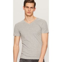 Gładki t-shirt z dekoltem w serek - Jasny szar. Szare t-shirty męskie Reserved, l, z dekoltem w serek. Za 19,99 zł.