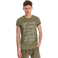 T-shirt z nadrukiem. Zielone t-shirty męskie Top Secret, na wiosnę, xxl, z nadrukiem, biznesowe, bez kołnierzyka, krótkie. Za 39,99 zł.