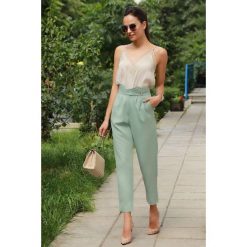 Spodnie damskie AFRELA MINT. Zielone spodnie damskie IVET, bez wzorów, eleganckie, z podwyższonym stanem. W wyprzedaży za 39,00 zł.
