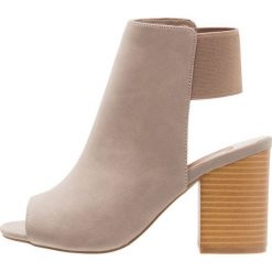 Rzymianki damskie: River Island Wide Fit Sandały na obcasie brown light