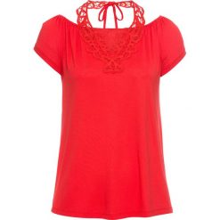 Shirt z koronką bonprix truskawkowy. Czerwone koszulki damskie bonprix, w koronkowe wzory, z koronki, bez kołnierzyka. Za 74,99 zł.