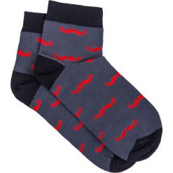 SKARPETY MĘSKIE WE WZORY U15 - GRAFITOWE. Szare skarpetki męskie marki Ombre Clothing, w kolorowe wzory, z bawełny. Za 7,99 zł.