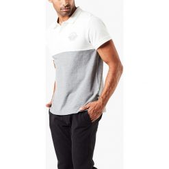 Koszulka polo w kolorze biało-szarym. Szare koszulki męskie DOCKERS, m, z haftami, polo, bez rękawów. W wyprzedaży za 99,95 zł.