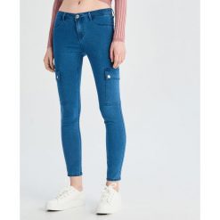 Jeansy z kieszeniami cargo - Niebieski. Niebieskie jeansy damskie Sinsay. Za 59,99 zł.
