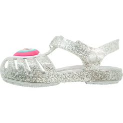 Crocs ISABELLA NOVELTY Sandały kąpielowe silver. Szare sandały chłopięce Crocs, z gumy. Za 149,00 zł.