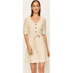 Vero Moda - Sukienka. Białe sukienki damskie Vero Moda, na co dzień, s, bez wzorów, z wiskozy, casualowe, bez kołnierzyka, z krótkim rękawem, krótkie, mini, rozkloszowane. W wyprzedaży za 129,90 zł.