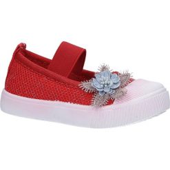 Czerwone trampki z gumką z ozdobnym kwiatkiem casu h1. Czerwone trampki dziewczęce Casu, bez wzorów, bez zapięcia. Za 24,99 zł.