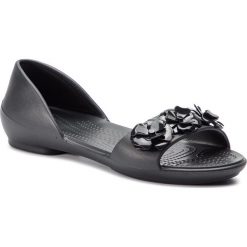 Sandały CROCS - Lina Flower Dorsay W 205567 Black/Black. Czarne klapki damskie Crocs, z aplikacjami, z tworzywa sztucznego, bez obcasa. W wyprzedaży za 149,00 zł.
