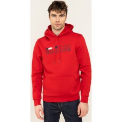 Bluza TOMMY HILFIGER Basic Hilfiger Hoody MW0MW12672. Czerwone bluzy męskie TOMMY HILFIGER, xl, bez wzorów, z bawełny, bez kołnierzyka, bez rękawów, bez kaptura. W wyprzedaży za 359,00 zł.
