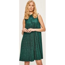 Guess Jeans - Sukienka. Szare sukienki damskie Guess Jeans, s, z aplikacjami, z elastanu, z golfem, bez rękawów, mini, plisowane. W wyprzedaży za 449,90 zł.