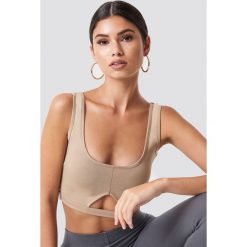 Nicki x NA-KD Top bandeau z wycięciem - Beige. Brązowe topy damskie marki Nicki x NA-KD, bez wzorów, bez kołnierzyka. Za 72,95 zł.