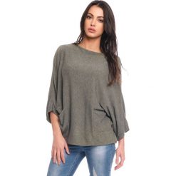 Sweter "Ness" w kolorze khaki. Brązowe swetry damskie Scarlet Jones, l, bez wzorów, bez rękawów, bez kaptura. W wyprzedaży za 152,95 zł.