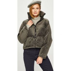 Answear - Kurtka. Różowe kurtki damskie ANSWEAR, s, bez wzorów, z poliesteru, krótkie. W wyprzedaży za 119,90 zł.