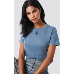 NA-KD T-shirt z haftowaną różą - Blue. Niebieskie t-shirty damskie marki NA-KD, z haftami, z klasycznym kołnierzykiem. Za 40,95 zł.
