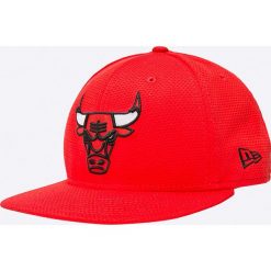New Era - Czapka. Czerwone czapki męskie New Era, bez wzorów, z poliesteru. W wyprzedaży za 79,90 zł.