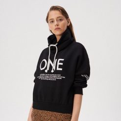 Bluza z wiązanym kołnierzem - Czarny. Czarne bluzy damskie Sinsay, s, bez wzorów, bez rękawów, bez kaptura. Za 59,99 zł.