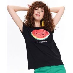T-SHIRT KRÓTKI RĘKAW DAMSKI Z NADRUKIEM. Czarne t-shirty damskie Top Secret, z nadrukiem, z dzianiny, bez kołnierzyka. W wyprzedaży za 24,99 zł.