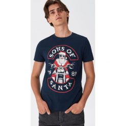 T-shirt ze świątecznym motywem - Granatowy. Niebieskie t-shirty damskie House, s, bez wzorów, wizytowe, bez kołnierzyka. Za 49,99 zł.