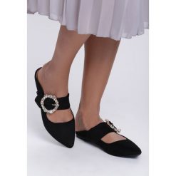 Czarne Klapki Jasmine. Czarne klapki damskie Renee, w paski. Za 49,99 zł.