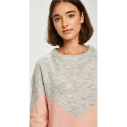 Vero Moda - Sweter. Szare swetry klasyczne damskie marki Vero Moda, s, z elastanu, z okrągłym kołnierzem. W wyprzedaży za 99,90 zł.