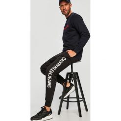 Calvin Klein Jeans - Spodnie. Czarne spodnie męskie Calvin Klein Jeans, na co dzień, xl, z nadrukiem, z bawełny, casualowe. W wyprzedaży za 219,90 zł.