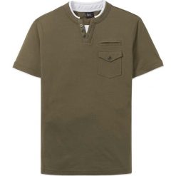 T-shirt z kieszonką bonprix ciemnooliwkowy. Zielone koszulki męskie bonprix, s, bez wzorów, bez kołnierzyka, bez rękawów. Za 49,99 zł.