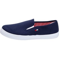 Granatowe tenisówki buty damskie WISHOT 32-099. Trampki i tenisówki damskie Wishot, bez wzorów, bez zapięcia. W wyprzedaży za 40,00 zł.