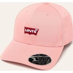 Levi's - Czapka. Różowe czapki damskie Levi's®, bez wzorów, z elastanu. Za 119,90 zł.