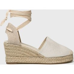 Answear - Espadryle Chicmuse. Białe koturny damskie ANSWEAR, bez wzorów, z materiału, bez obcasa, na koturnie. W wyprzedaży za 89,90 zł.