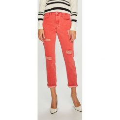 Guess Jeans - Jeansy. Czerwone rurki damskie Guess Jeans, z aplikacjami, z bawełny. W wyprzedaży za 379,90 zł.