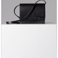 Torba. Czarne torebki klasyczne damskie marki Simple, w paski, ze skóry. Za 359,90 zł.
