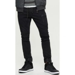 Jeansy SLIM JOGGER - Czarny. Czarne jeansy męskie regular Cropp. Za 129,99 zł.