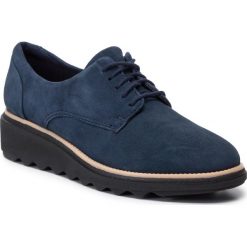 Oxfordy CLARKS - Sharon Noel 261457194 Navy Suede. Niebieskie półbuty damskie Clarks, bez obcasa, na obcasie, bez zapięcia. Za 349,00 zł.