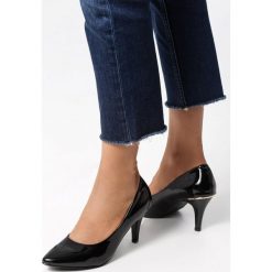 Czarne Lakierowane Szpilki Glossy Black with Gold. Czarne czółenka damskie Born2be, bez wzorów, z lakierowanej skóry, bez obcasa, na szpilce, bez zapięcia. W wyprzedaży za 59,99 zł.