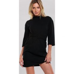 Czarna Sukienka Timbrel. Czarne sukienki damskie Renee, s, bez wzorów, z dzianiny, ze stójką, bez rękawów, mini. Za 69,99 zł.