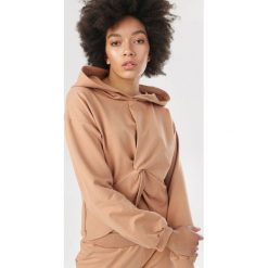Jasnobeżowa Bluza Orraya. Brązowe bluzy damskie Born2be, xl, bez wzorów, bez rękawów, z kapturem. Za 69,99 zł.