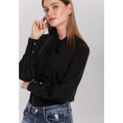 Czarna Bluzka Coast Line. Czarne bluzki damskie other, s, bez wzorów, z tkaniny, eleganckie, bez kołnierzyka, z długim rękawem. Za 69,99 zł.