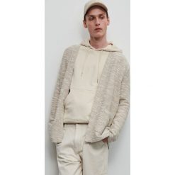 Bluza ze strukturalnej dzianiny - Beżowy. Brązowe bluzy męskie Reserved, s, bez wzorów, z dzianiny, bez kołnierzyka, bez rękawów, bez kaptura. W wyprzedaży za 79,99 zł.