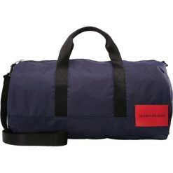 Calvin Klein Jeans SPORT ESSENTIAL DUFFLE Torba weekendowa blue. Niebieskie torby męskie sportowe marki Calvin Klein Jeans, z jeansu, sportowe, małe. Za 419,00 zł.