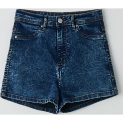 Jeansowe szorty high waist - Granatowy. Niebieskie szorty damskie Cropp, bez wzorów, z jeansu, z podwyższonym stanem. W wyprzedaży za 34,99 zł.