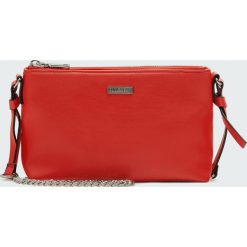 Czerwona torebka basic. Czerwone torebki klasyczne damskie marki Pull&Bear. Za 59,90 zł.