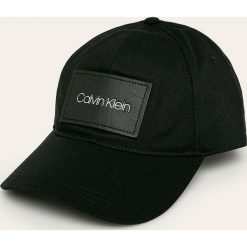 Calvin Klein - Czapka. Białe czapki męskie Calvin Klein, bez wzorów, z bawełny. W wyprzedaży za 139,90 zł.