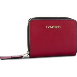 Mały Portfel Damski CALVIN KLEIN - Frame Medium Zip W/F K60K604499 628. Czerwone portfele damskie Calvin Klein, ze skóry ekologicznej. Za 279,00 zł.