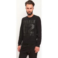 BLUZA NIEROZPINANA MĘSKA LUŹNA. Czarne bluzy męskie DRYWASH, xxl, z nadrukiem, z dzianiny, klasyczne, z klasycznym kołnierzykiem, z długim rękawem, długie, bez kaptura. W wyprzedaży za 49,99 zł.