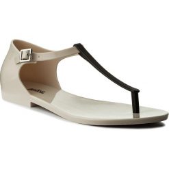 Sandały MELISSA - Honey III Ad 32308 Beige/Black 51496. Brązowe klapki damskie Melissa, bez wzorów, z tworzywa sztucznego, bez obcasa, na obcasie. W wyprzedaży za 139,00 zł.
