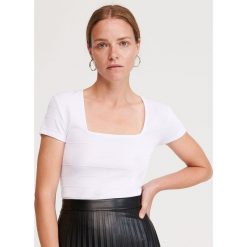T-shirt z kwadratowym dekoltem - Kremowy. Białe t-shirty damskie Reserved, s, bez wzorów, bez kołnierzyka. Za 49,99 zł.