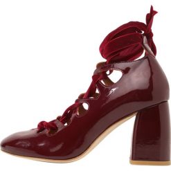 Czółenka: MIISTA CASSIDY Czółenka sznurowane claret red patent
