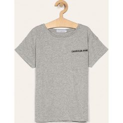 Calvin Klein Jeans - T-shirt dziecięcy 128-176 cm. Niebieskie bluzki dziewczęce Calvin Klein Jeans, bez wzorów, z bawełny, z okrągłym kołnierzem, z krótkim rękawem, krótkie, bez kaptura. W wyprzedaży za 79,90 zł.